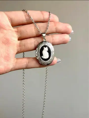 925 은 Vingtage에는 고양이 그림자 로켓 목걸이가 있습니다