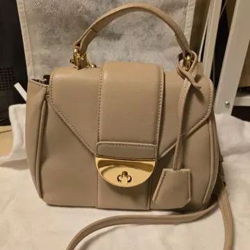 프레이아이디 베이지 숄더백 합성 피혁 골드 금장 장식