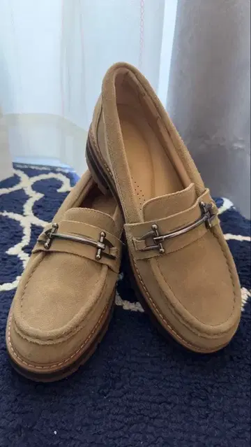 새상품급 Clarks 베이지 로퍼 24.5