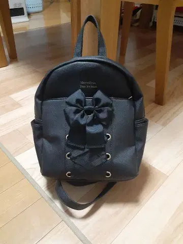 리본 포함 블랙 백팩