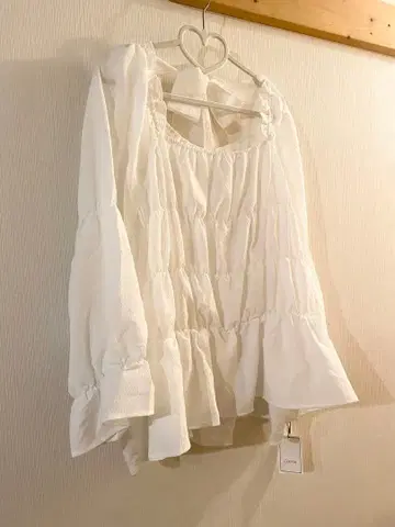 택 포함 새상품! Clette 백리본 스퀘어 페플럼 셔링 블라우스