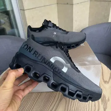 On 온 클라우드몬스터 2 스니커즈 러닝화