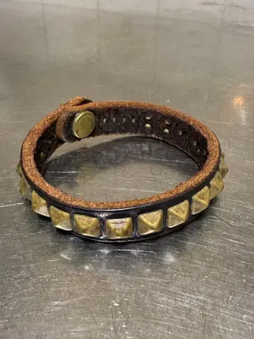 HTC 가죽 스터드 팔찌 브라운