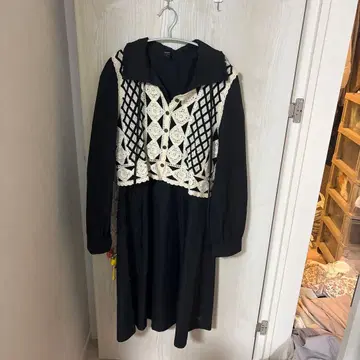 크로셰 뜨기 디자인의 블랙 원피스