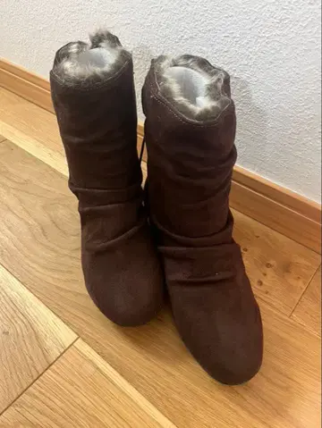 브라운 스웨이드 어그 부츠