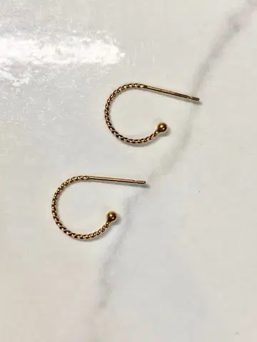 골드 트위스트 후프 귀걸이 테이크업