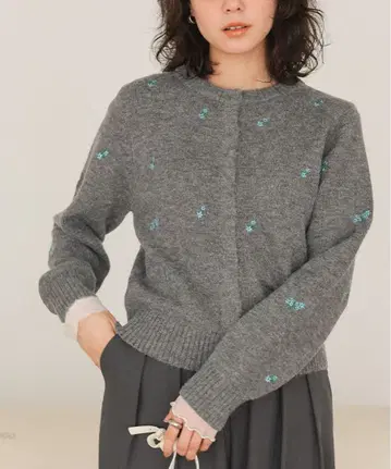 알파카 터치 플라워 자수 가디건