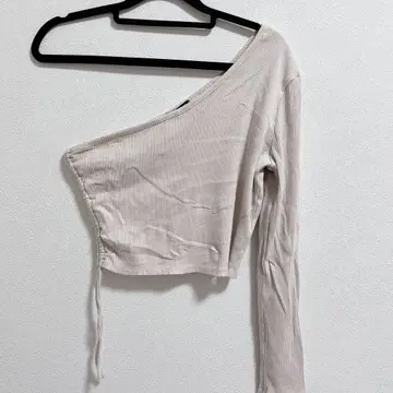 FASHION NOVA 베이지 오프숄더 상의