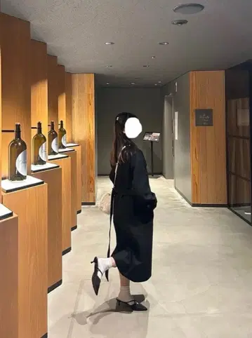 허리 벨트 포함 블랙 롱 코트