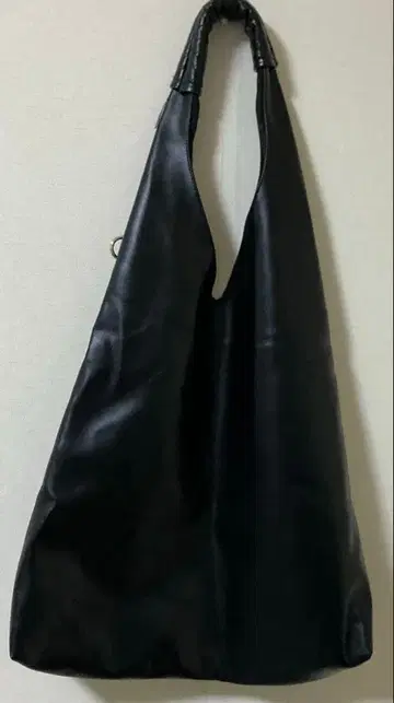 블랙 가죽 느낌 숄더백 A4 가능 넉넉한 사이즈