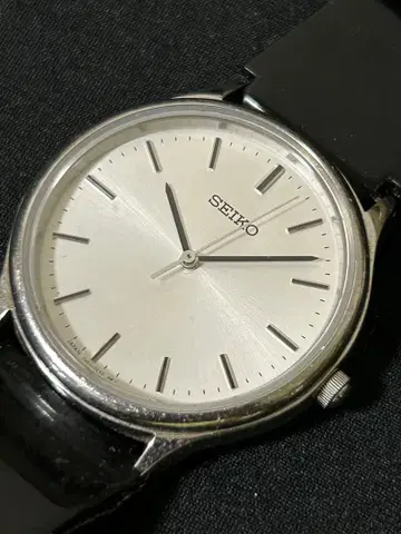 세이코 레트로 쿼츠 화이트 작동 중