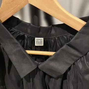 [ 12월 8일까지 판매 ] TOTEME 벌룬 슬리브 블랙 셔츠