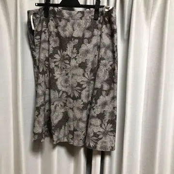 꽃무늬 그레이 계열 플레어 스커트