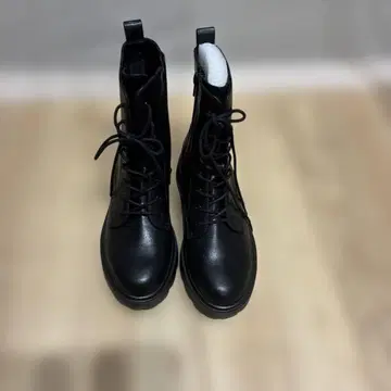 블랙 레이스업 미드컷 부츠