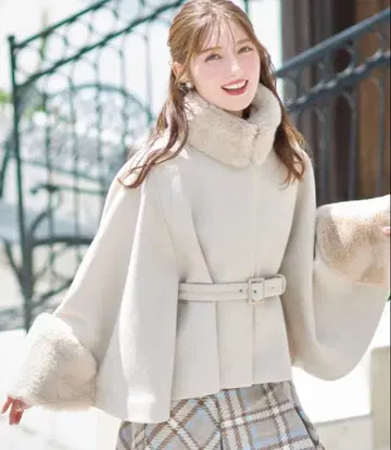 2WAY 퍼 & 벨트 부착 케이프 라이크 코트