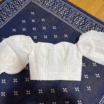 화이트 퍼프 슬리브 하트 무늬 블라우스