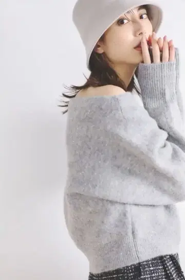 셀포드 그레이 오프숄더 니트 긴팔