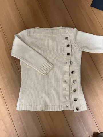 아이보리 버튼 니트 스웨터