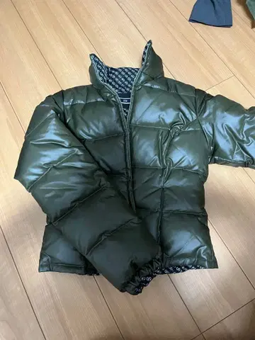 올리브 그린 숏 기장 다운 자켓