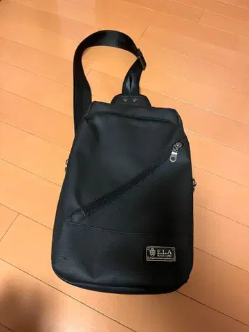 ELA 블랙 숄더백