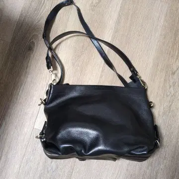 블랙 가죽 숄더백