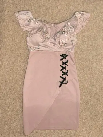 DAZZY 프릴 플라워 레이스업 타이트 미니 드레스