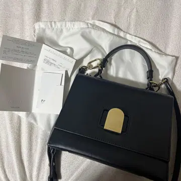 FURLA 블랙 가죽 숄더백 골드 금장 장식 포함