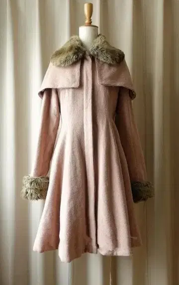 마리아 막달레나 퍼 케이프 코트 마리아 막달레나