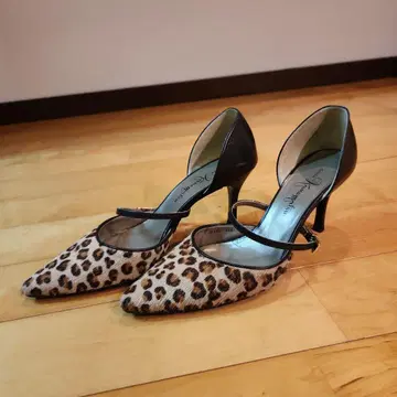 레오파드 무늬 앵클 스트랩 하이힐