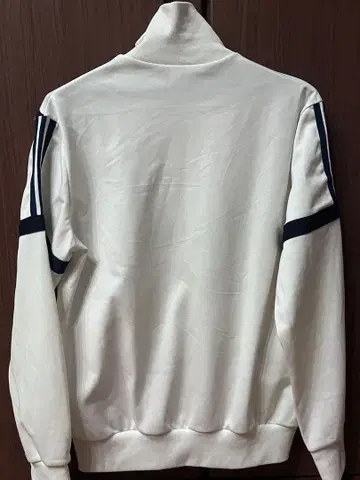 화이트 지퍼 달린 자켓 스트라이프 디자인