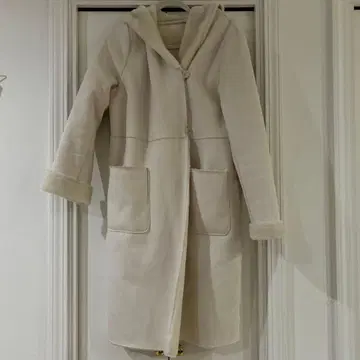 후드 부착 무스탕풍 코트