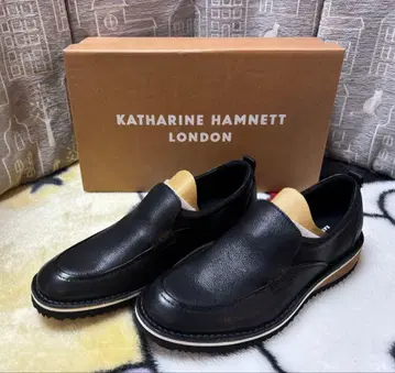KATHARINE HAMNETT LONDON 블랙 슬립온 슈즈