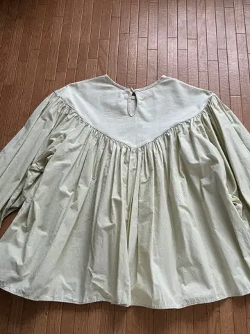 유니버설 세븐 페일 그린 티셔츠