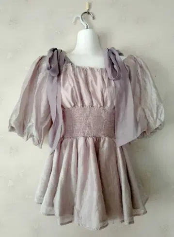 허리 셔링 리본 블라우스 스나이델