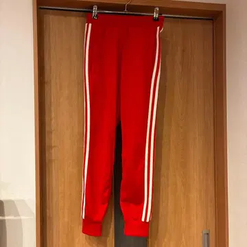adidas 빨간색 사이드 스트라이프 트레이닝 팬츠