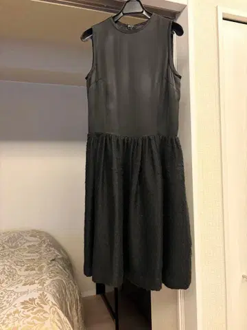 슬리브리스 무릎 기장 원피스 블랙