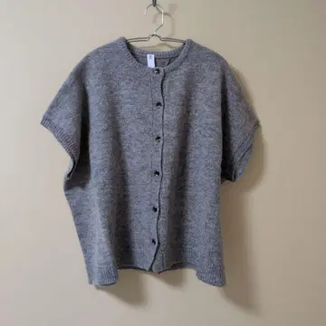 새상품 SO 그레이 니트 버튼 반팔 상의