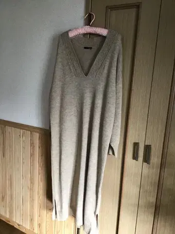 베이지 V넥 롱 니트 원피스