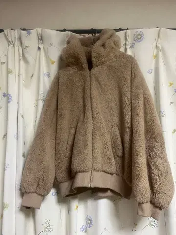 베이지 플리스 자켓 후드 부착