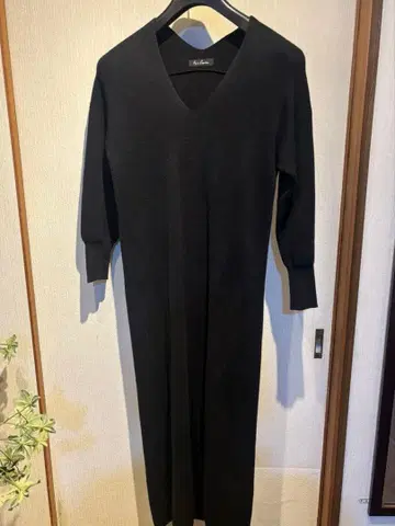 앙코키네 블랙 V넥 니트 원피스