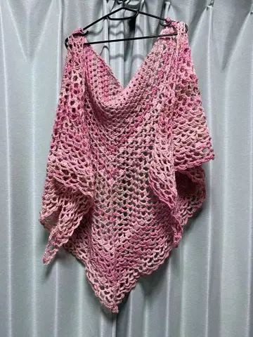 핑크색 크로셰 뜨개질 숄