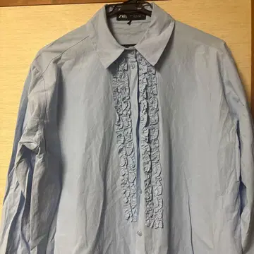 ZARA 프릴 장식 라이트 블루 셔츠