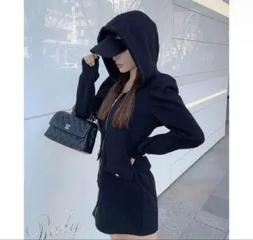 블랙 후드 부착 집업 후드티