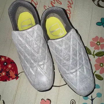 새상품급 fitfit 퀼팅 스니커즈 23cm 실버