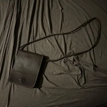 다크 브라운 가죽 숄더백