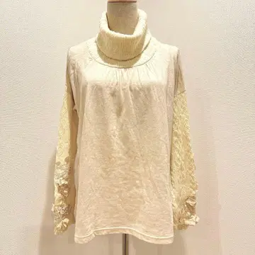 아이보리 터틀넥 티셔츠/HamonyKa