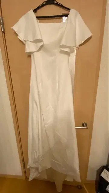 화이트 프릴 롱 드레스