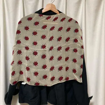 무당벌레 패턴 스카프