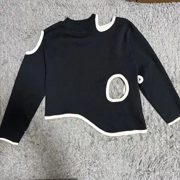 UNITED TOKYO 비대칭 블랙 긴팔 니트