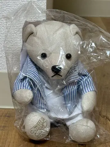 스트라이프 셔츠의 베이지 봉제 인형